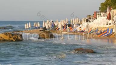 豪华度假黑海，保加利亚。 度假胜地空的多色<strong>日光浴</strong>或<strong>日光浴</strong>床和折叠式<strong>沙滩</strong>伞
